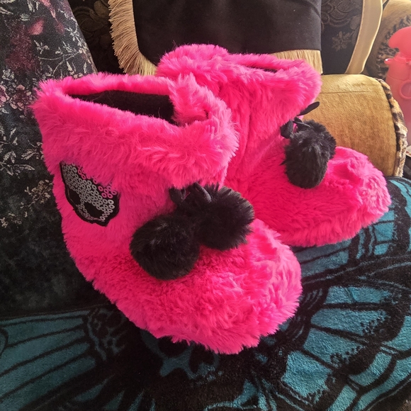 monster high Other - 💋3/$20 Monsterhigh Fuzzy Pink Slipper Boots
